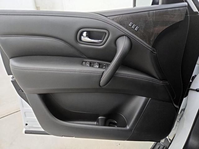 Photo of 2022 White INFINITI QX80