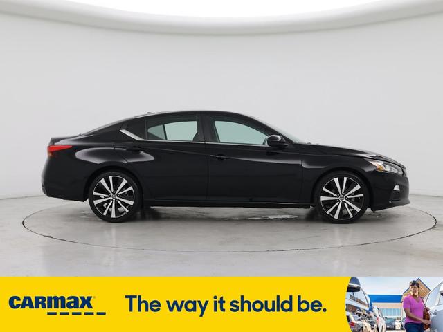 Photo of 2019 Black Nissan Altima