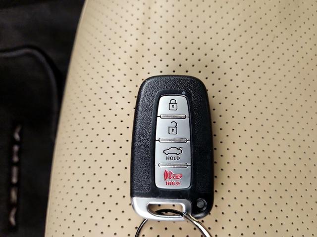 Photo of 2014 White Hyundai Azera