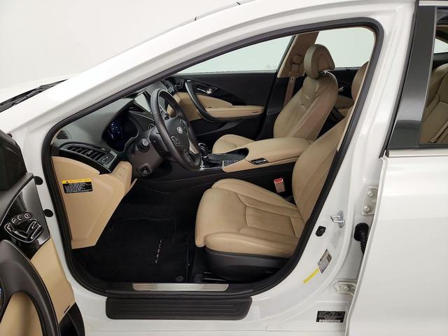 Photo of 2014 White Hyundai Azera
