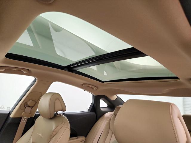 Photo of 2014 White Hyundai Azera