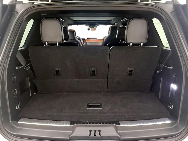 Photo of 2021 White Lincoln Navigator