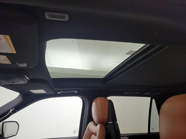 Photo of 2021 White Lincoln Navigator
