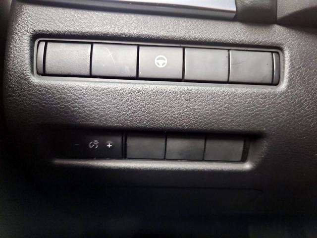 Photo of 2023 White Nissan Rogue