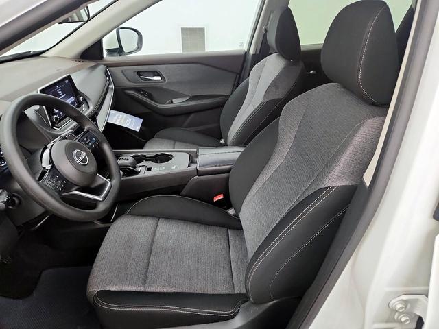 Photo of 2023 White Nissan Rogue