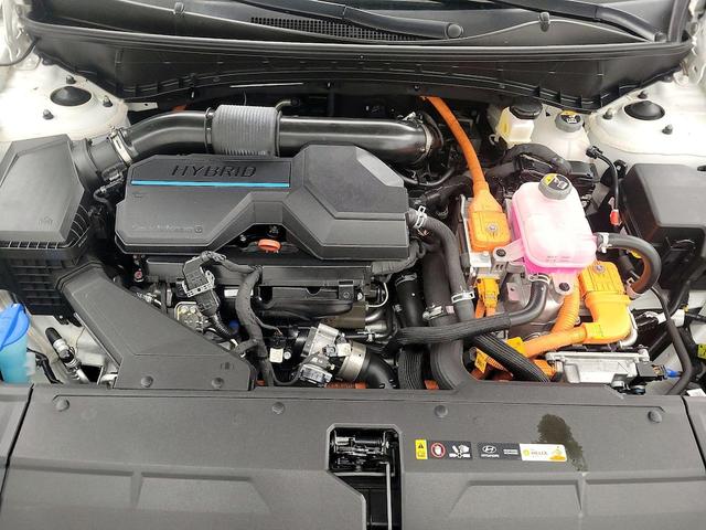 Photo of 2022 White Hyundai TUCSON Hybrid