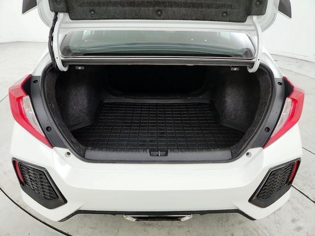 Photo of 2019 White Honda Civic