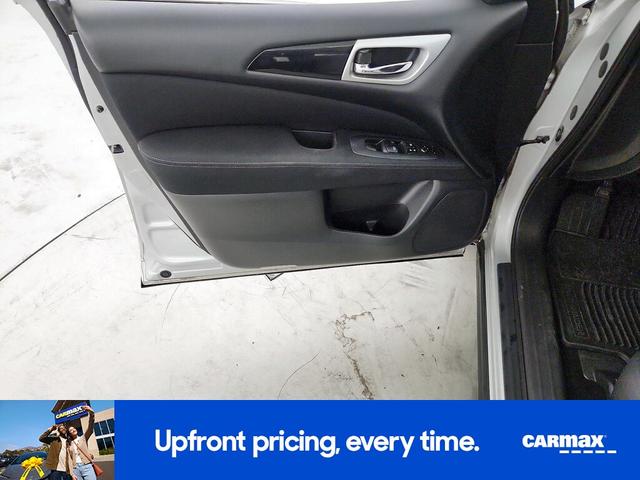 Photo of 2017 Silver Nissan Pathfinder
