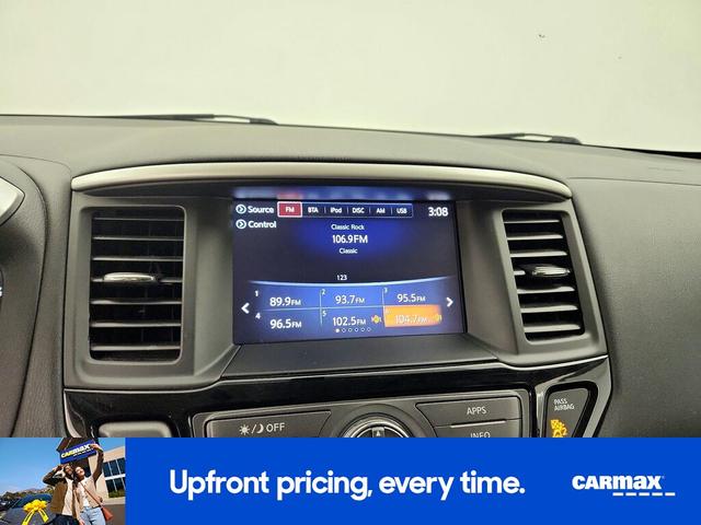 Photo of 2017 Silver Nissan Pathfinder