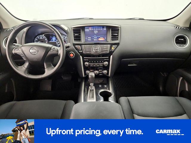 Photo of 2017 Silver Nissan Pathfinder
