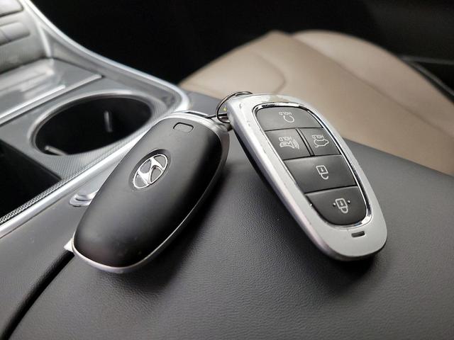 Photo of 2022 Black Hyundai SANTA FE