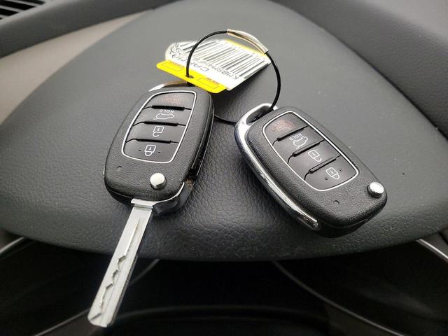 Photo of 2018 Silver Hyundai SANTA FE