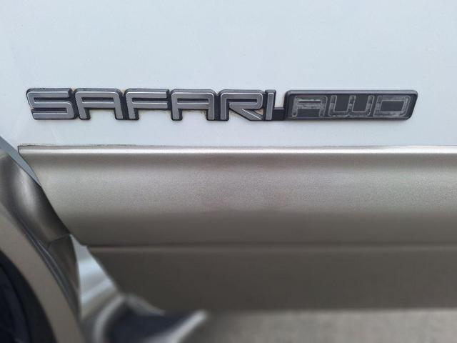 Photo of 2002 Ivory White GMC Safari