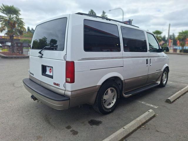 Photo of 2002 Ivory White GMC Safari