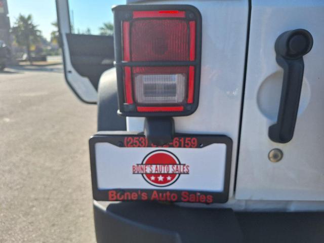 Photo of 2015 Bright White Jeep Wrangler