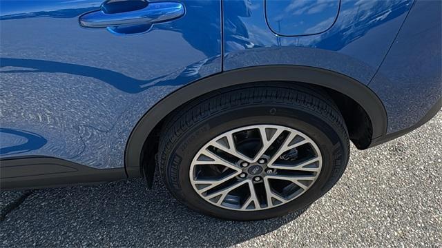 Photo of 2022 Atlas Blue Metallic Ford Escape