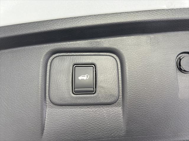 Photo of 2023 Pearl White Tricoat Nissan Murano