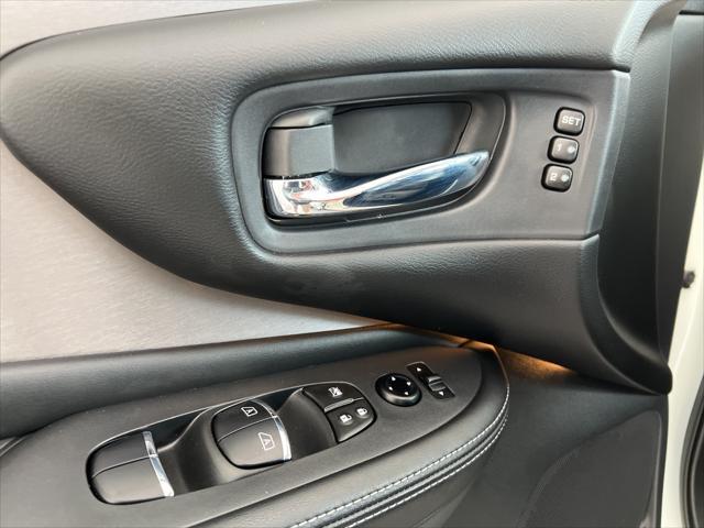 Photo of 2023 Pearl White Tricoat Nissan Murano