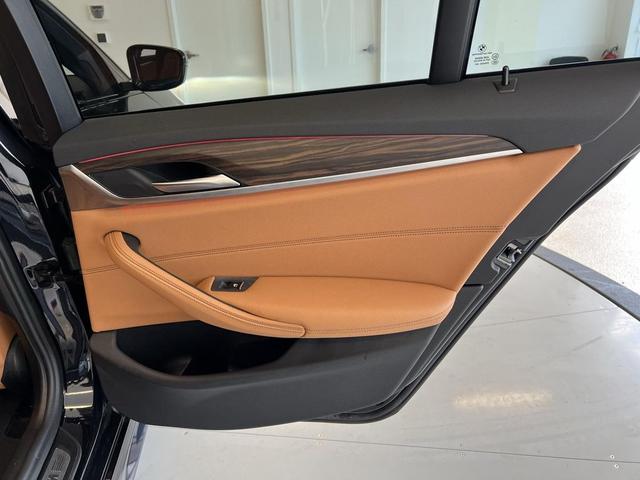 Photo of 2022 Carbon Black Metallic BMW 530