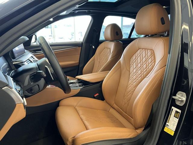 Photo of 2022 Carbon Black Metallic BMW 530