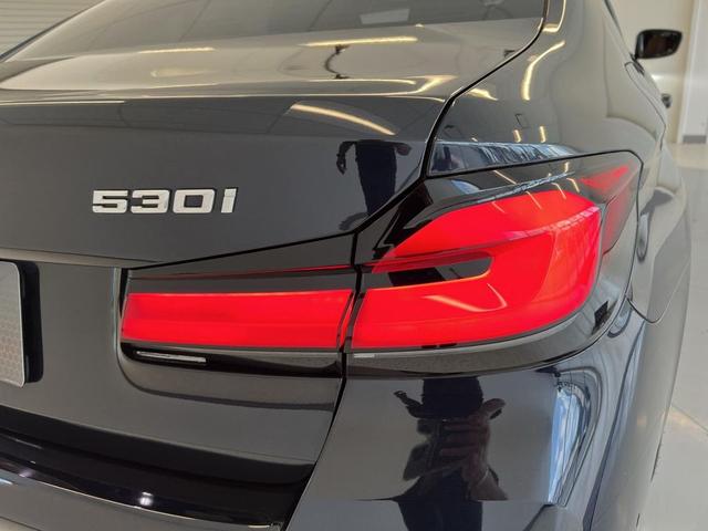 Photo of 2022 Carbon Black Metallic BMW 530