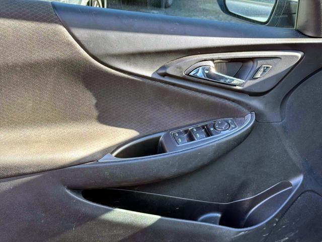 Photo of 2021 Silver Ice Metallic Chevrolet Malibu