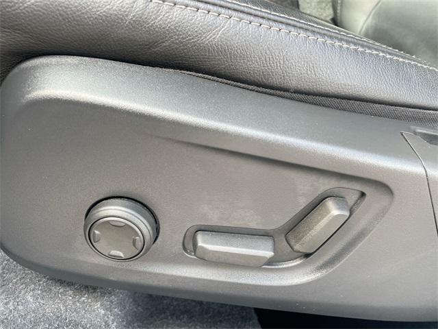 Photo of 2023 Crystal White Metallic Volvo XC40