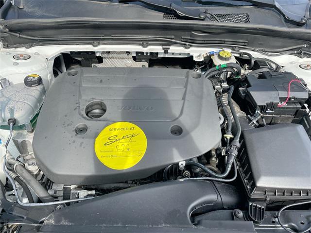 Photo of 2023 Crystal White Metallic Volvo XC40
