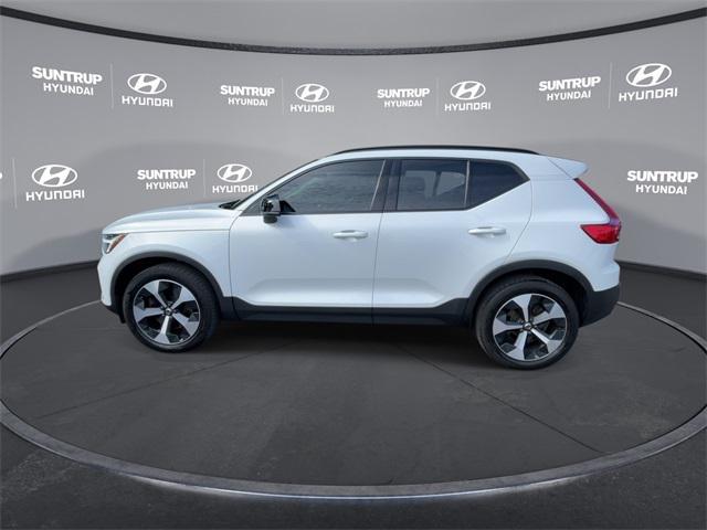 Photo of 2023 Crystal White Metallic Volvo XC40