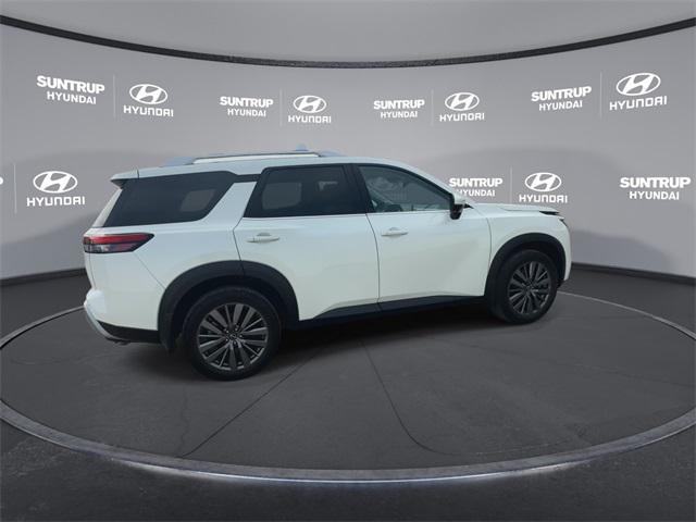 Photo of 2023 Pearl White Tricoat Nissan Pathfinder