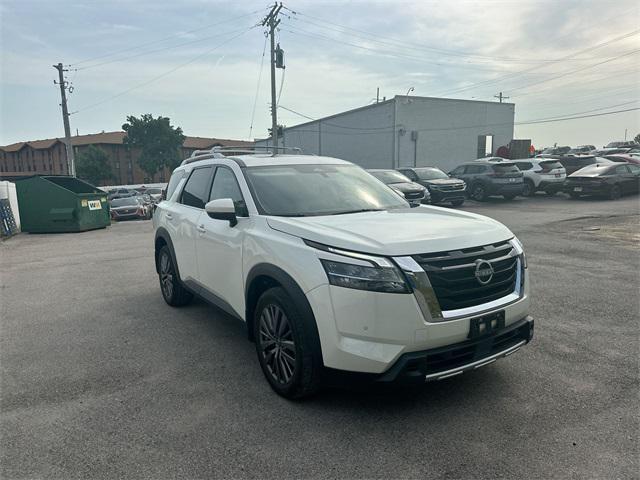 Photo of 2023 Pearl White Tricoat Nissan Pathfinder
