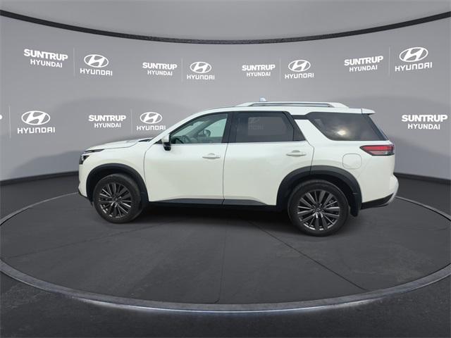 Photo of 2023 Pearl White Tricoat Nissan Pathfinder