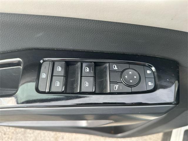 Photo of 2023 Pearl White Tricoat Nissan Pathfinder