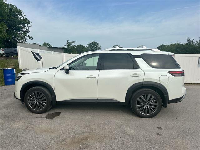 Photo of 2023 Pearl White Tricoat Nissan Pathfinder