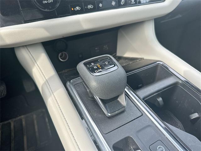 Photo of 2023 Pearl White Tricoat Nissan Pathfinder