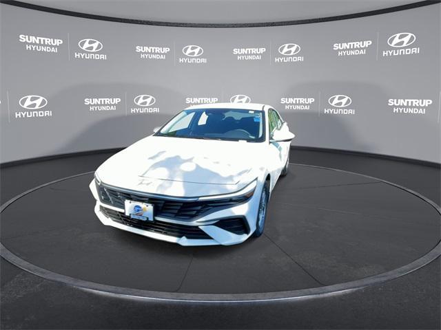 Photo of 2025 Serenity White Hyundai ELANTRA