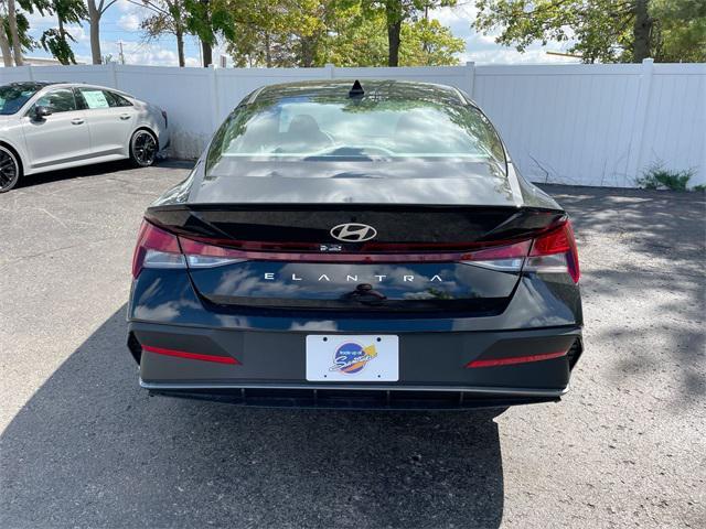Photo of 2025 Abyss Black Hyundai ELANTRA