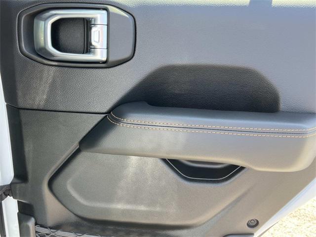Photo of 2021 Bright White Clearcoat Jeep Gladiator