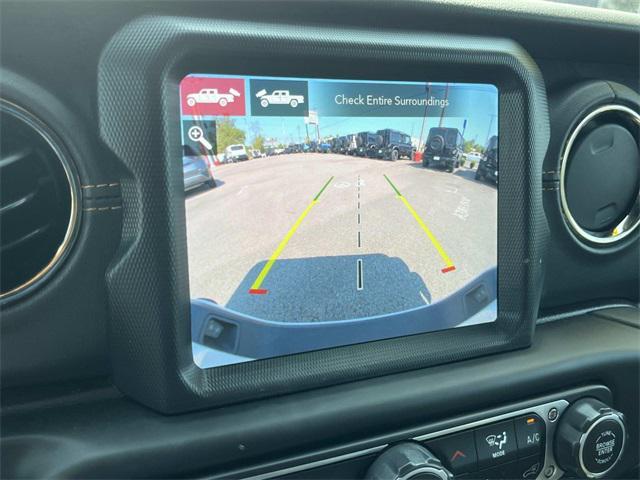 Photo of 2021 Bright White Clearcoat Jeep Gladiator