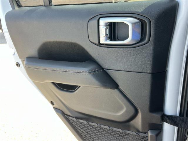 Photo of 2021 Bright White Clearcoat Jeep Gladiator