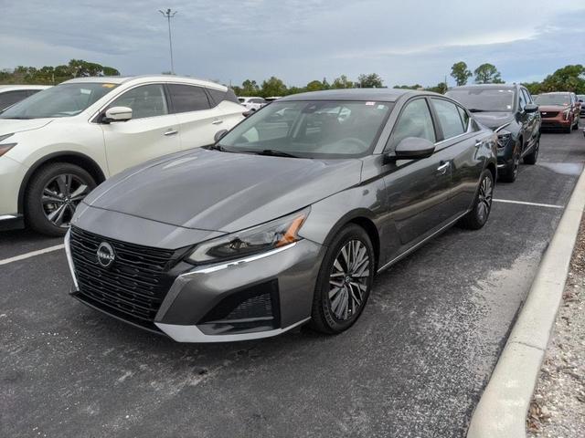 Photo of 2023 Gun Metallic Nissan Altima