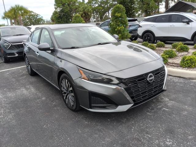 Photo of 2023 Gun Metallic Nissan Altima