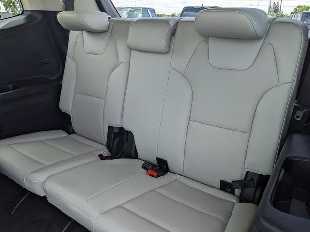 Photo of 2022 Glacial White Pearl Kia Telluride