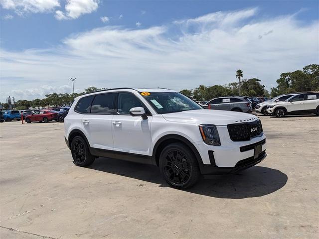 Photo of 2022 Glacial White Pearl Kia Telluride