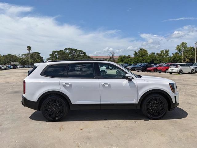 Photo of 2022 Glacial White Pearl Kia Telluride