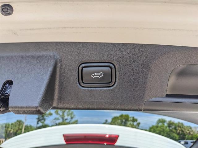 Photo of 2022 Glacial White Pearl Kia Telluride