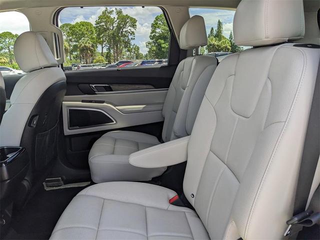 Photo of 2022 Glacial White Pearl Kia Telluride