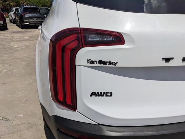Photo of 2022 Glacial White Pearl Kia Telluride