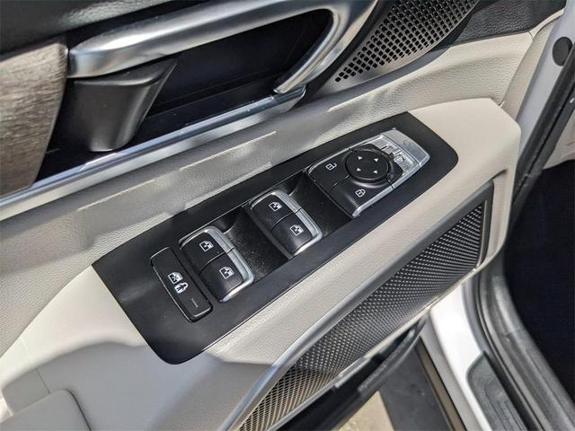 Photo of 2022 Glacial White Pearl Kia Telluride