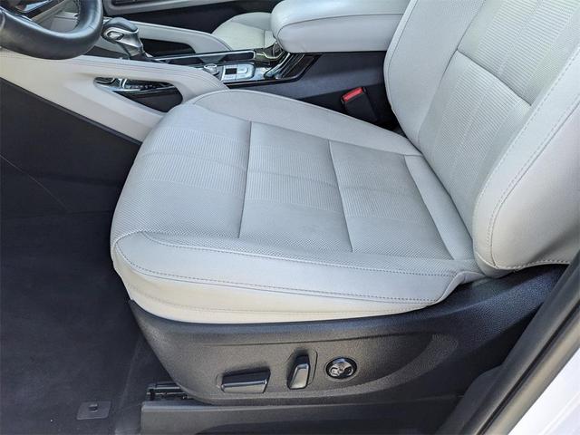 Photo of 2022 Glacial White Pearl Kia Telluride